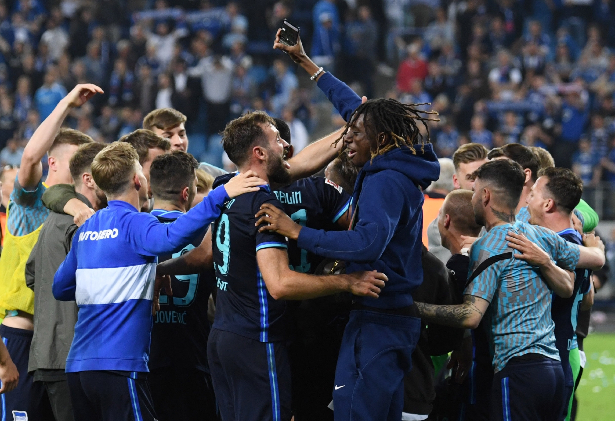 文班亚马在场时雷霆禁区13中4，下场后对手禁区效率超5成（文班亚马在场雷霆篮下13投仅4中，离场后对手禁区命中率超五成）